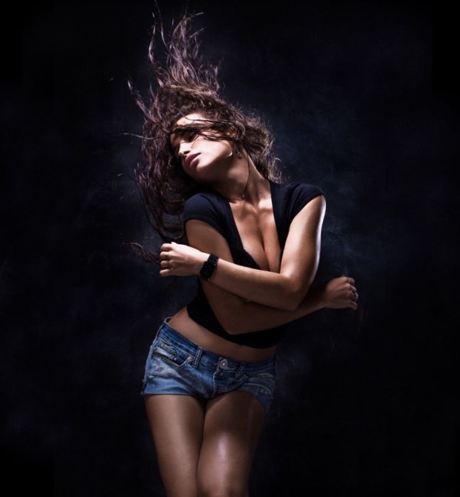 Девушки в джинсовых шортиках