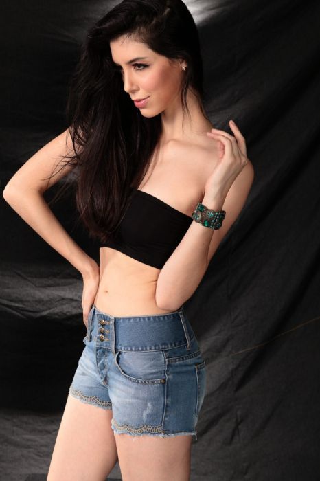 Девушки в джинсовых шортиках