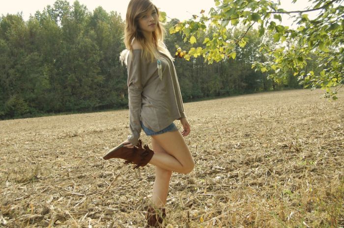 Девушки в джинсовых шортиках