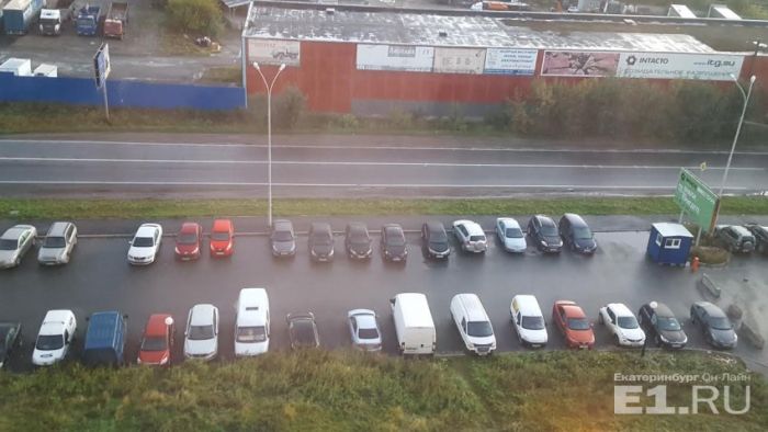 В Екатеринбурге неизвестные пытаются сделать из бесплатной парковки платную