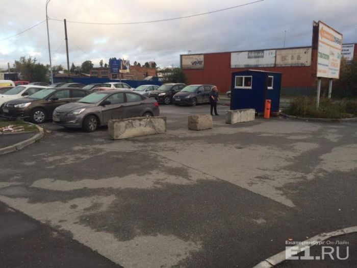 В Екатеринбурге неизвестные пытаются сделать из бесплатной парковки платную