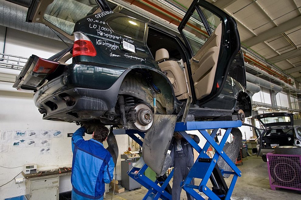 Утилизация автомобилей BMW (17 фото)