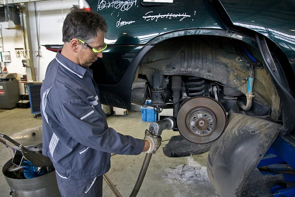 Утилизация автомобилей BMW (17 фото)