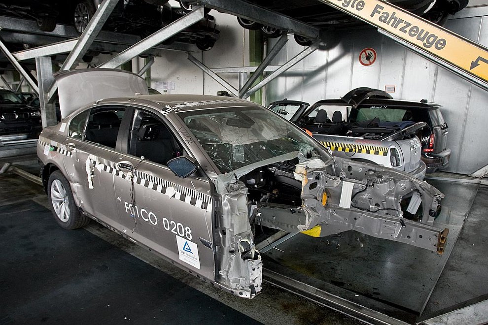 Утилизация автомобилей BMW (17 фото)