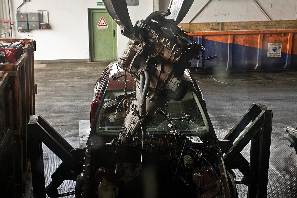 Утилизация автомобилей BMW (17 фото)