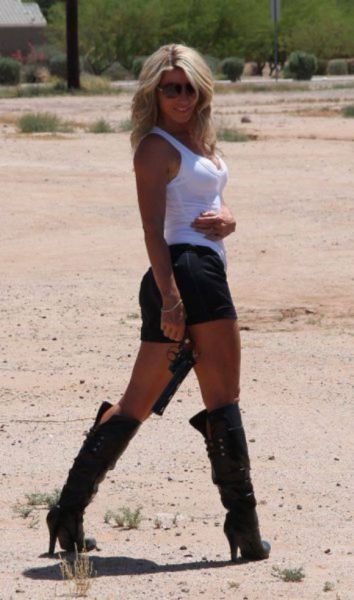 Подборка фотографий: Девушки с оружием (75 фото)