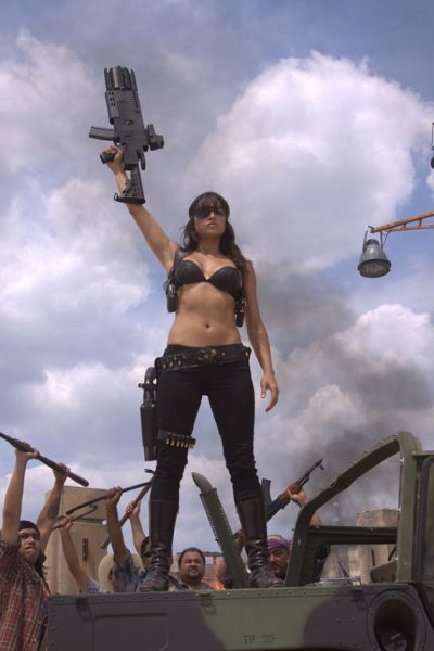 Подборка фотографий: Девушки с оружием (75 фото)