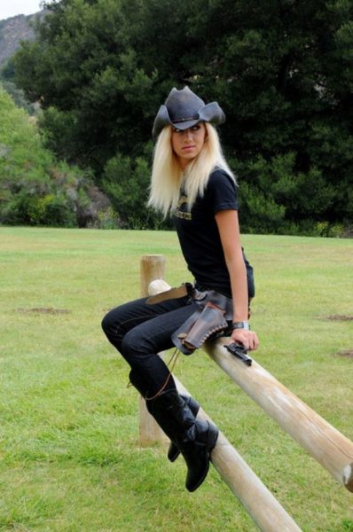 Подборка фотографий: Девушки с оружием (75 фото)