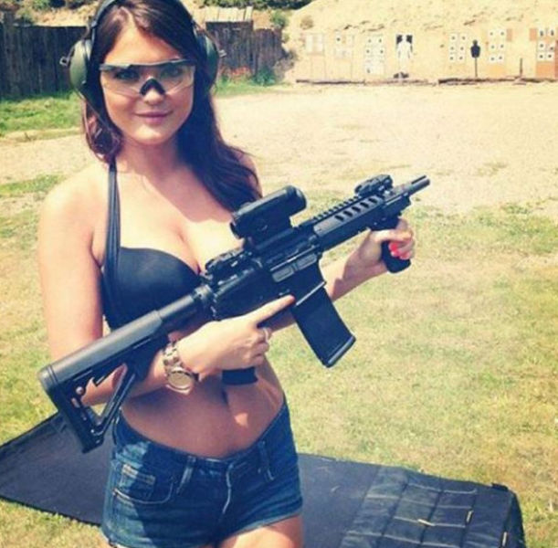 Подборка фотографий: Девушки с оружием (75 фото)