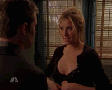 Девушки избавляются от ненавистной одежды