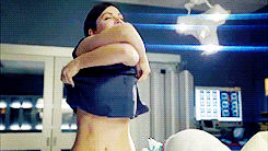 Девушки избавляются от ненавистной одежды