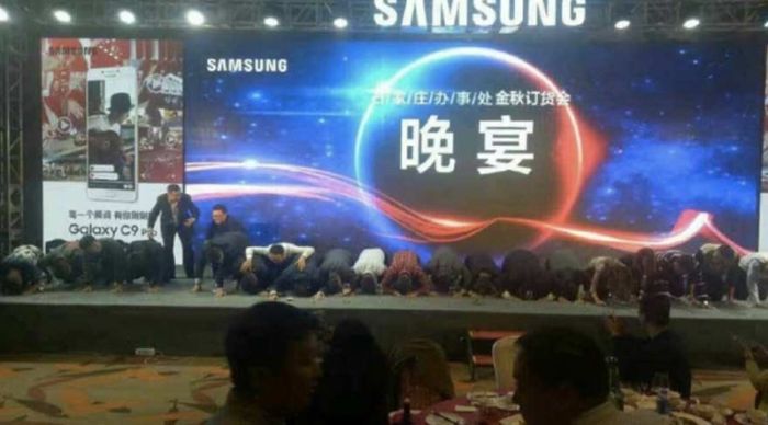 В Китае сотрудники Samsung встали на колени, извиняясь за провал Galaxy Note 7