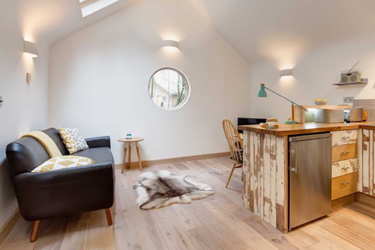 Крошечный деревянный дом-«скворечник» посреди леса в Англии