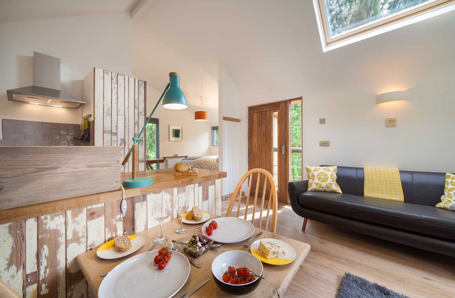 Крошечный деревянный дом-«скворечник» посреди леса в Англии