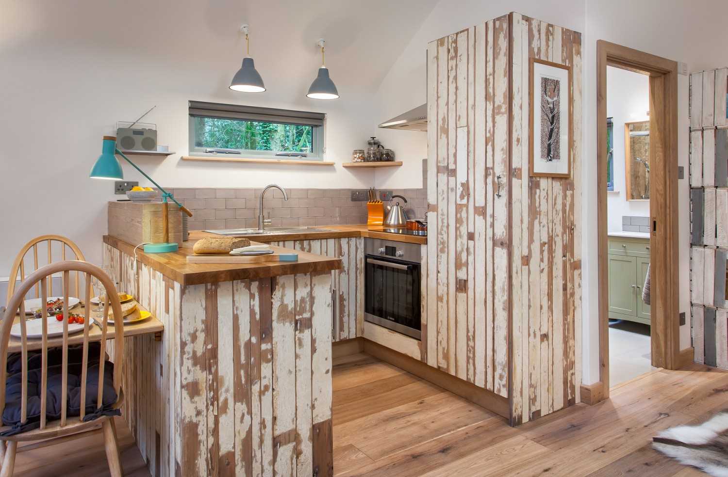 Крошечный деревянный дом-«скворечник» посреди леса в Англии