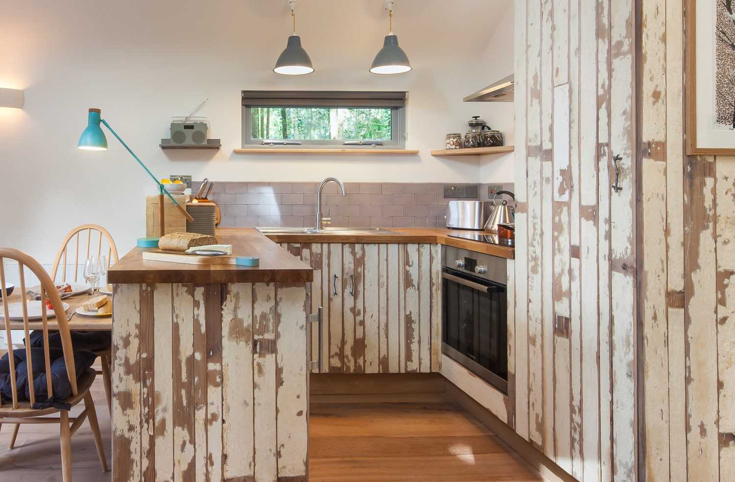 Крошечный деревянный дом-«скворечник» посреди леса в Англии