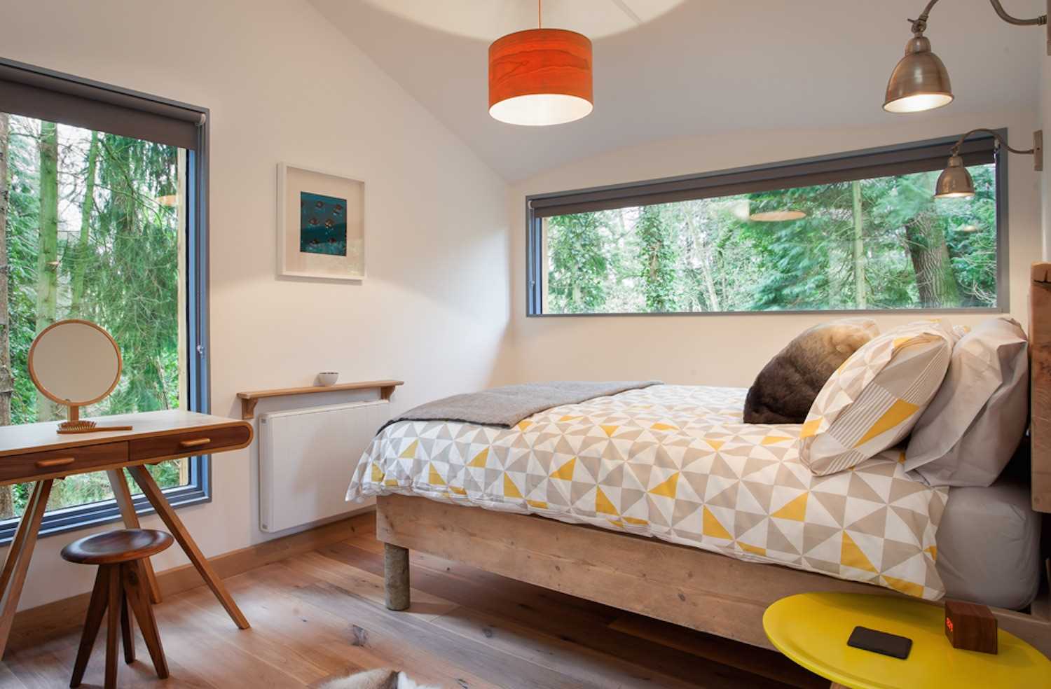 Крошечный деревянный дом-«скворечник» посреди леса в Англии