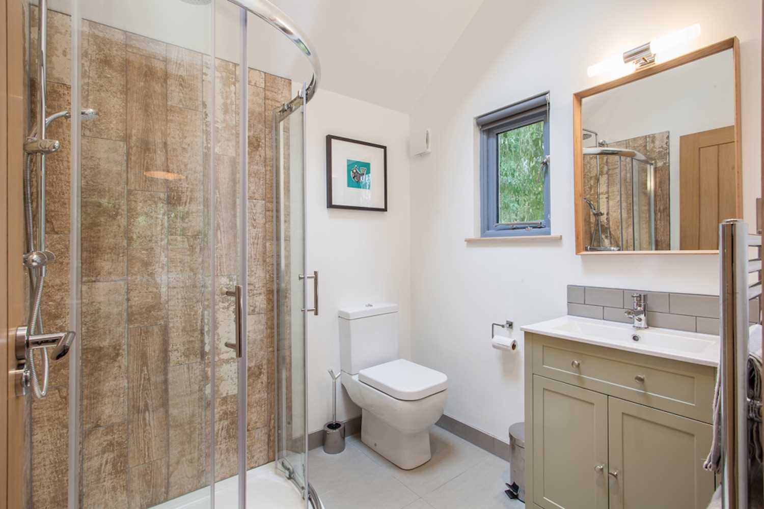 Крошечный деревянный дом-«скворечник» посреди леса в Англии