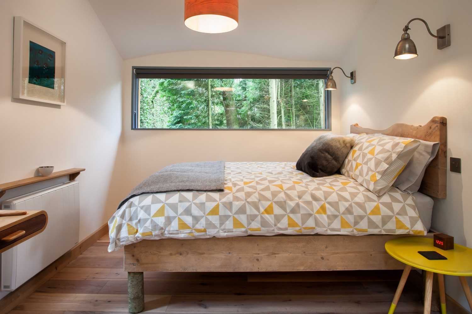 Крошечный деревянный дом-«скворечник» посреди леса в Англии