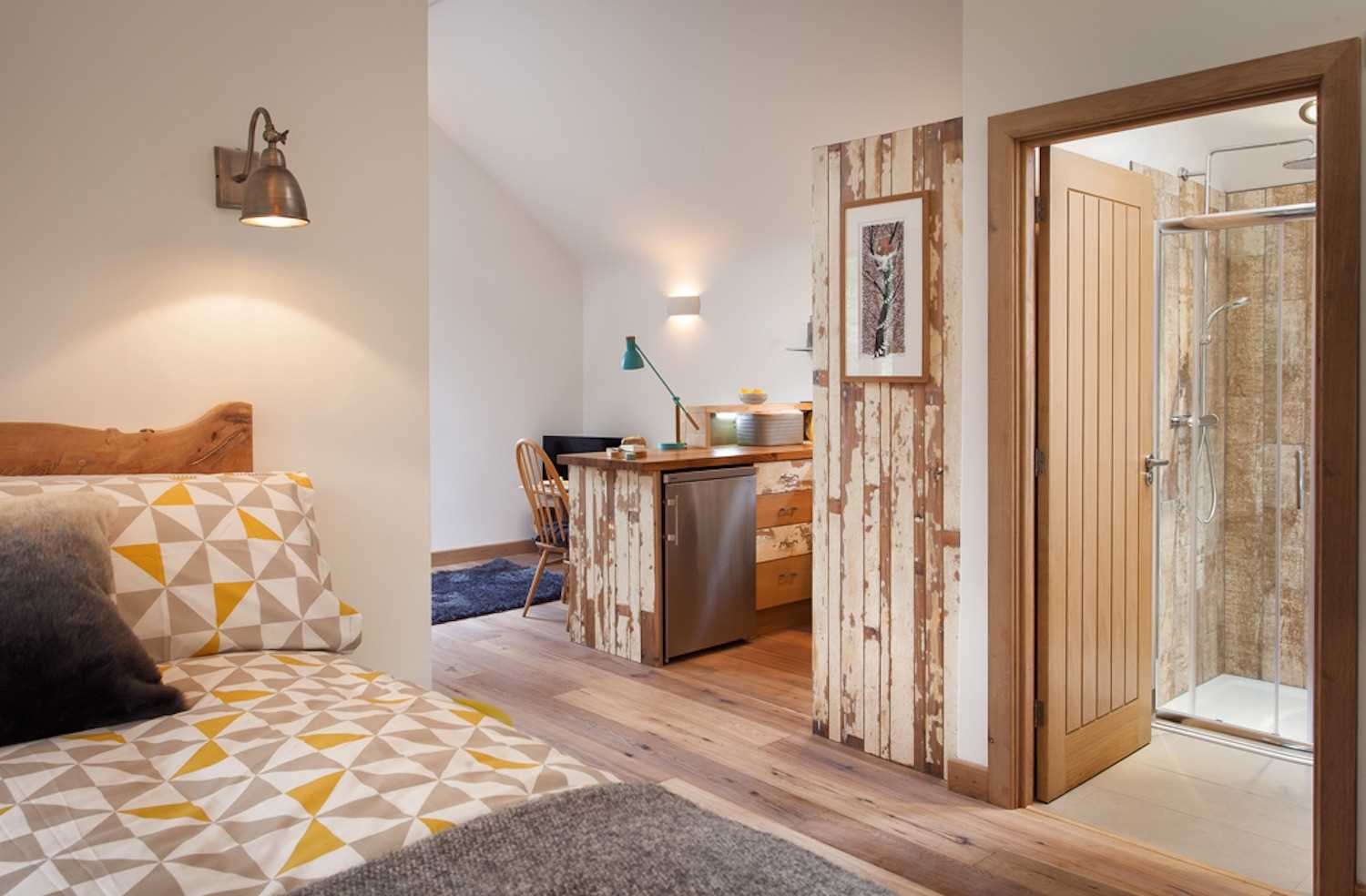 Крошечный деревянный дом-«скворечник» посреди леса в Англии