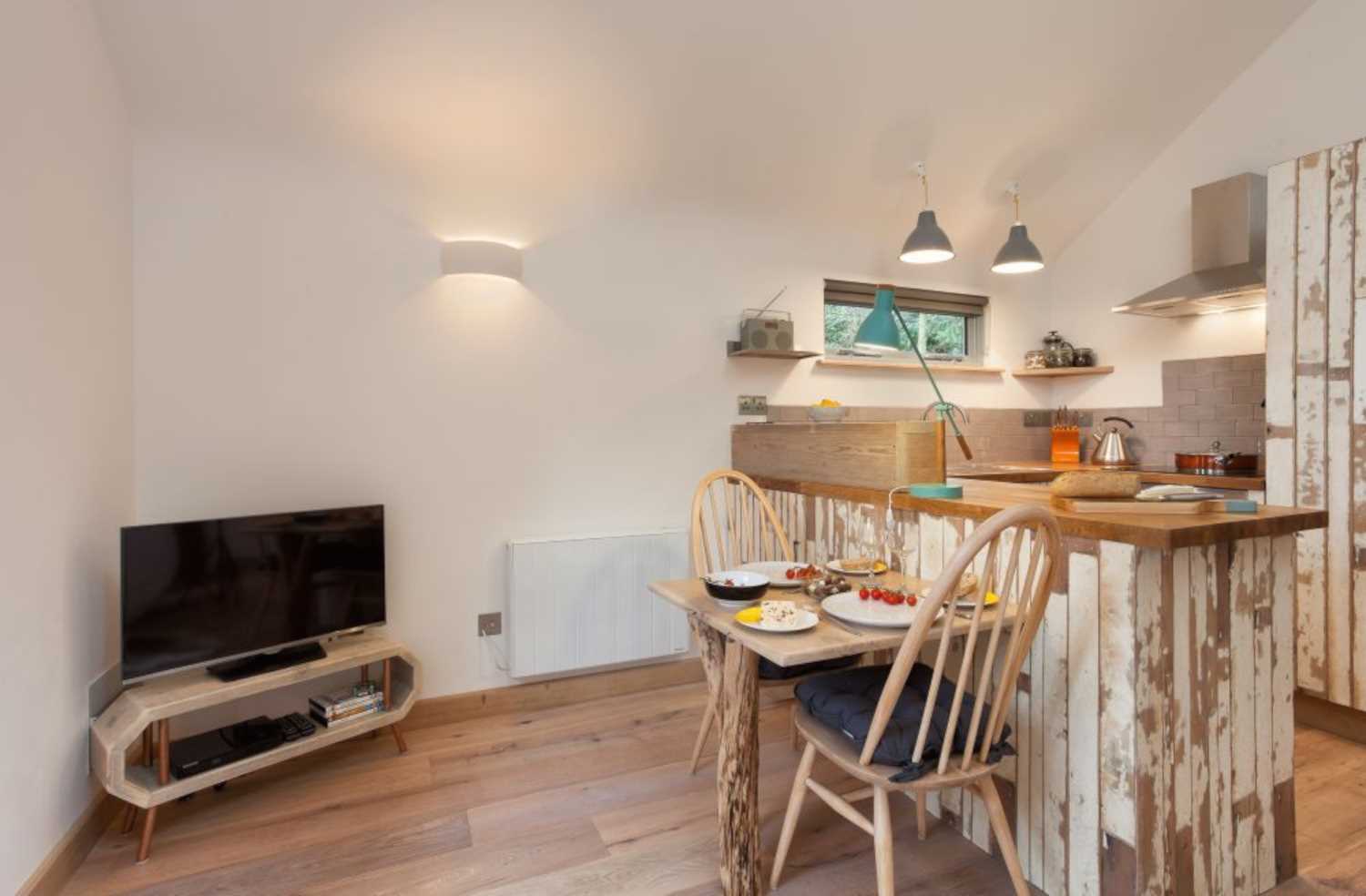 Крошечный деревянный дом-«скворечник» посреди леса в Англии