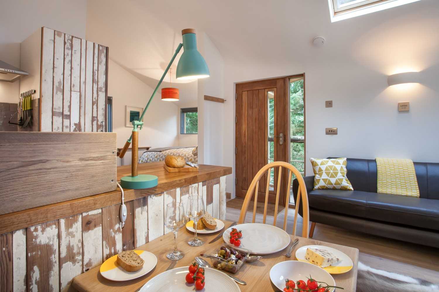 Крошечный деревянный дом-«скворечник» посреди леса в Англии