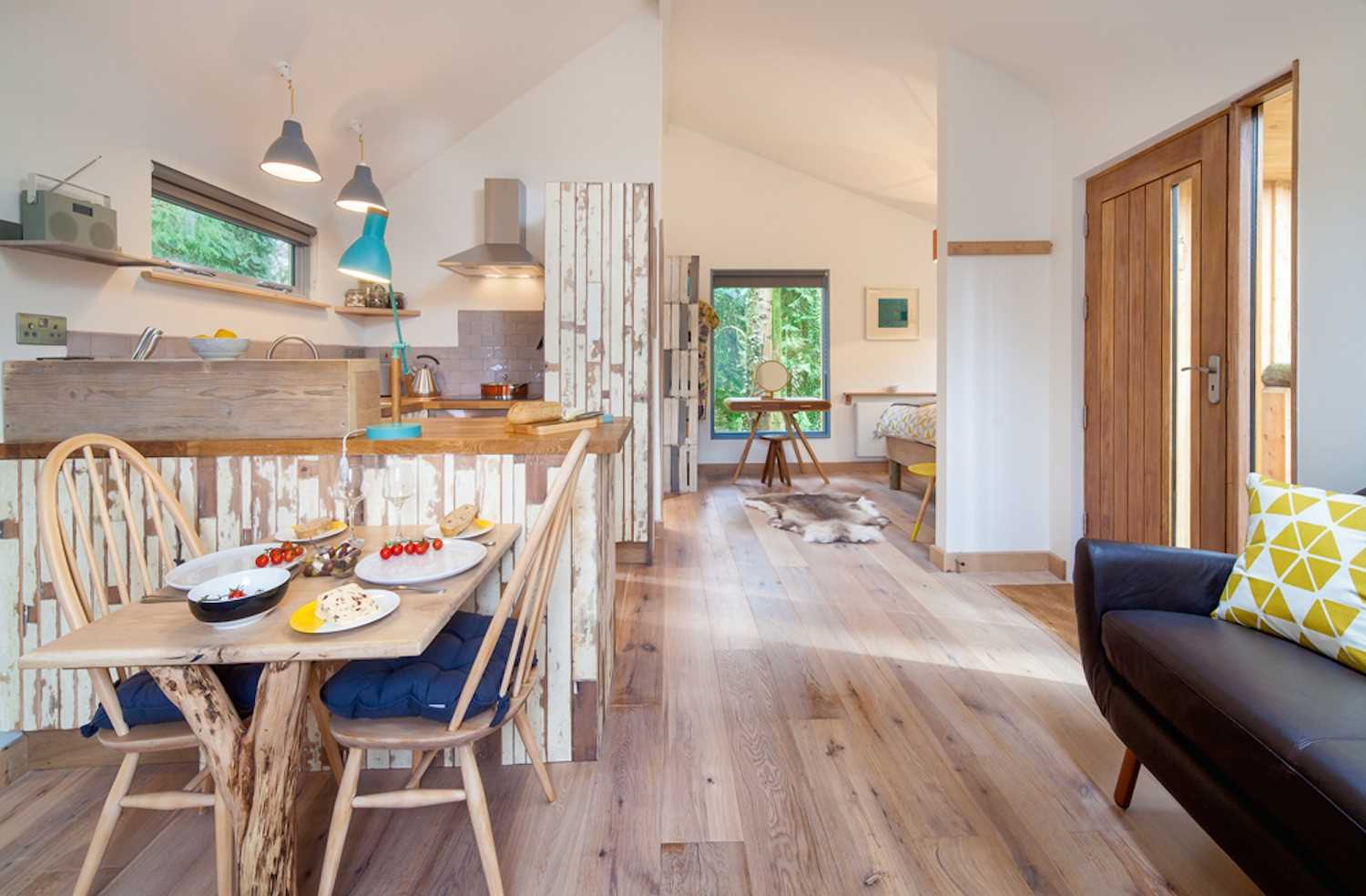 Крошечный деревянный дом-«скворечник» посреди леса в Англии