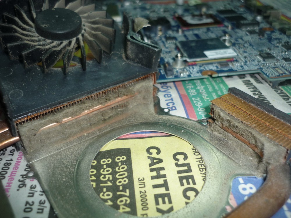 Иногда нужно чистить систему охлаждения ноутбука