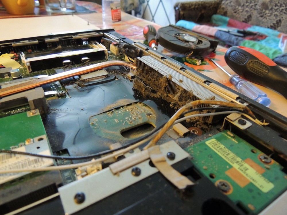 Иногда нужно чистить систему охлаждения ноутбука Иногда нужно чистить систему охлаждения ноутбука