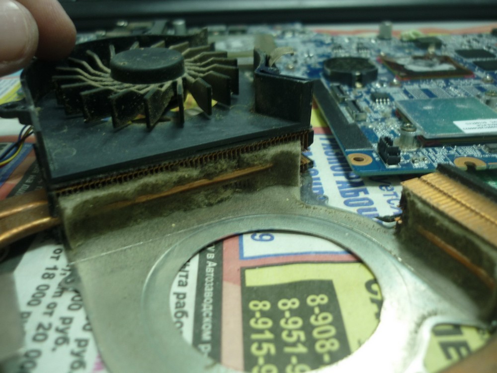 Иногда нужно чистить систему охлаждения ноутбука