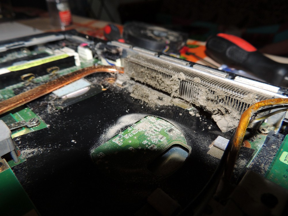 Иногда нужно чистить систему охлаждения ноутбука