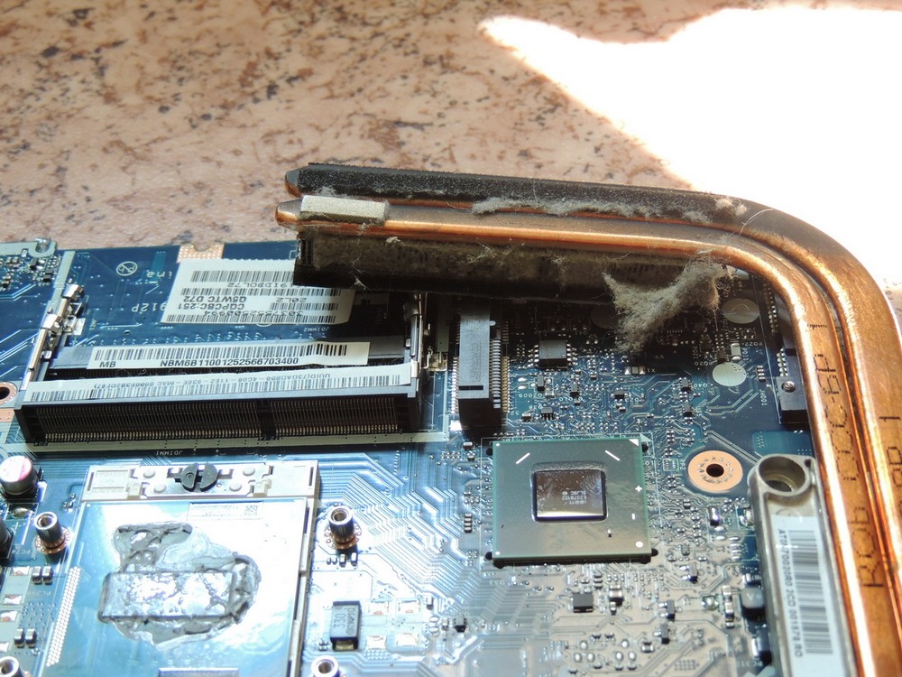 Иногда нужно чистить систему охлаждения ноутбука
