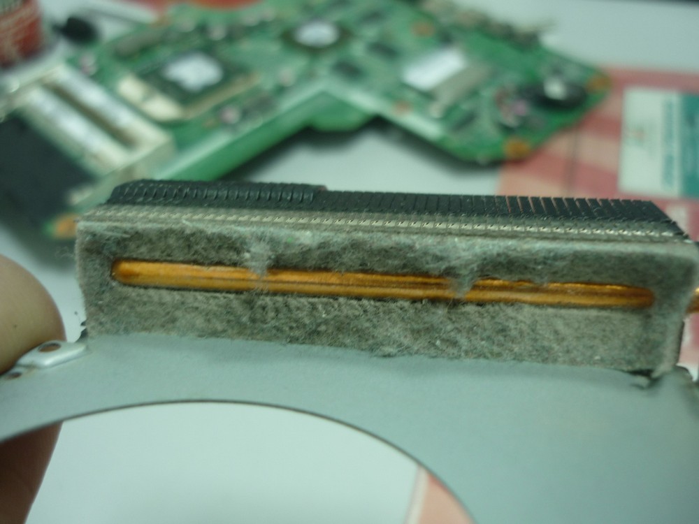 Иногда нужно чистить систему охлаждения ноутбука