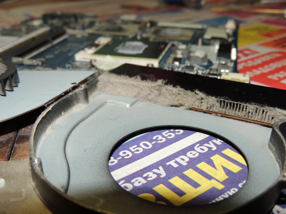 Иногда нужно чистить систему охлаждения ноутбука