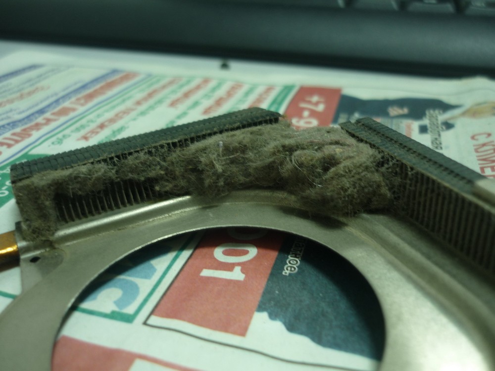 Иногда нужно чистить систему охлаждения ноутбука