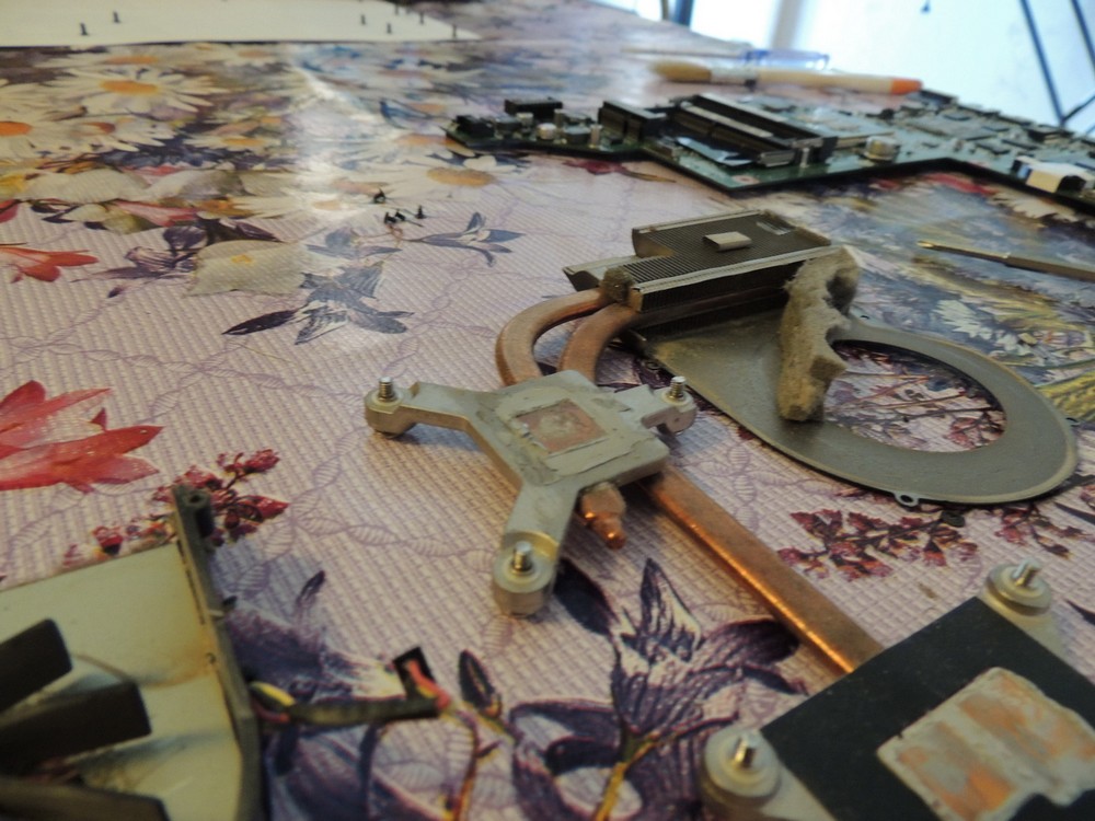 Иногда нужно чистить систему охлаждения ноутбука