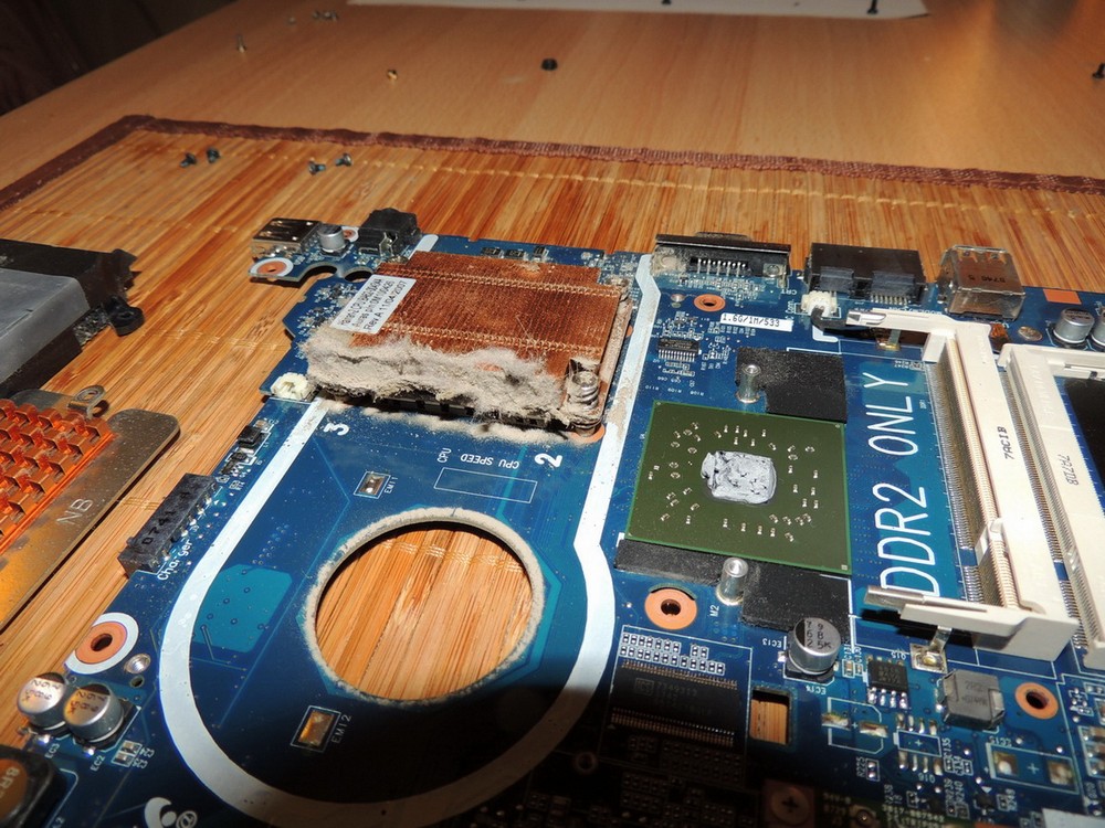 Иногда нужно чистить систему охлаждения ноутбука