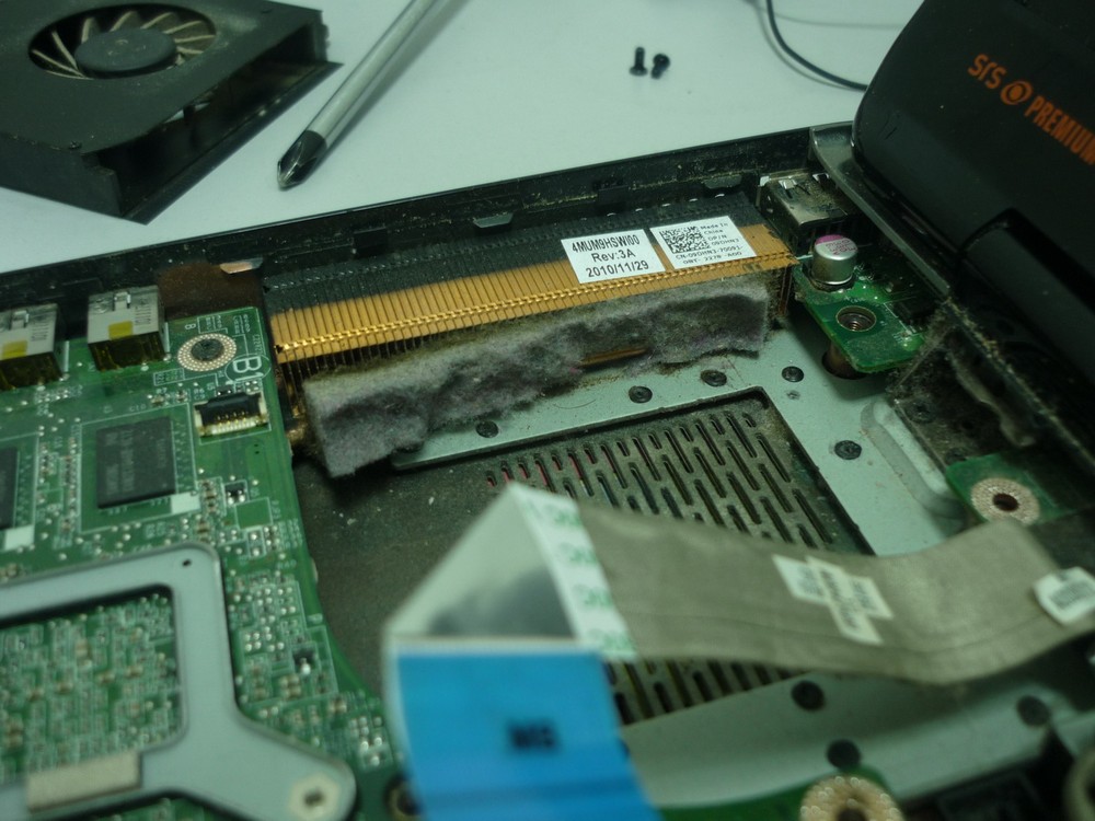 Иногда нужно чистить систему охлаждения ноутбука