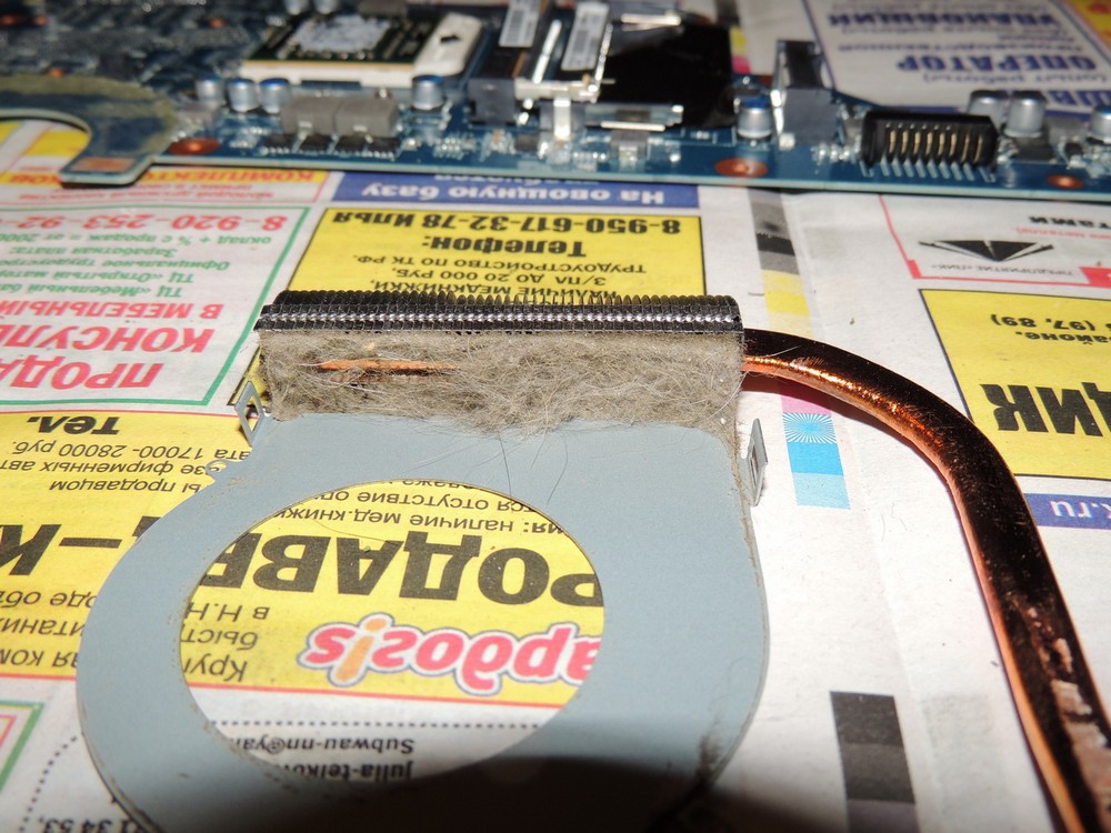 Иногда нужно чистить систему охлаждения ноутбука