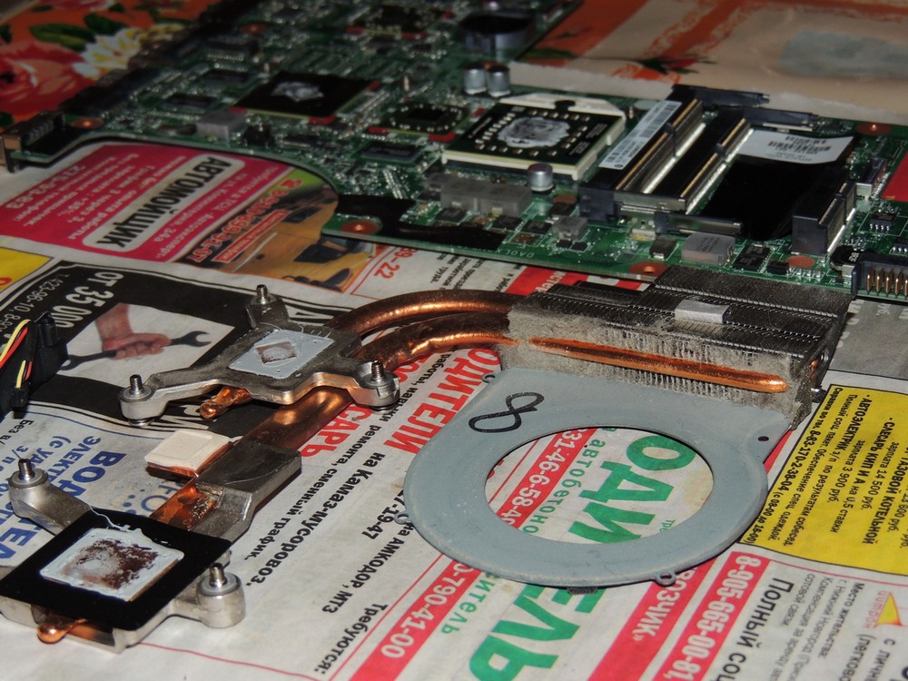 Иногда нужно чистить систему охлаждения ноутбука