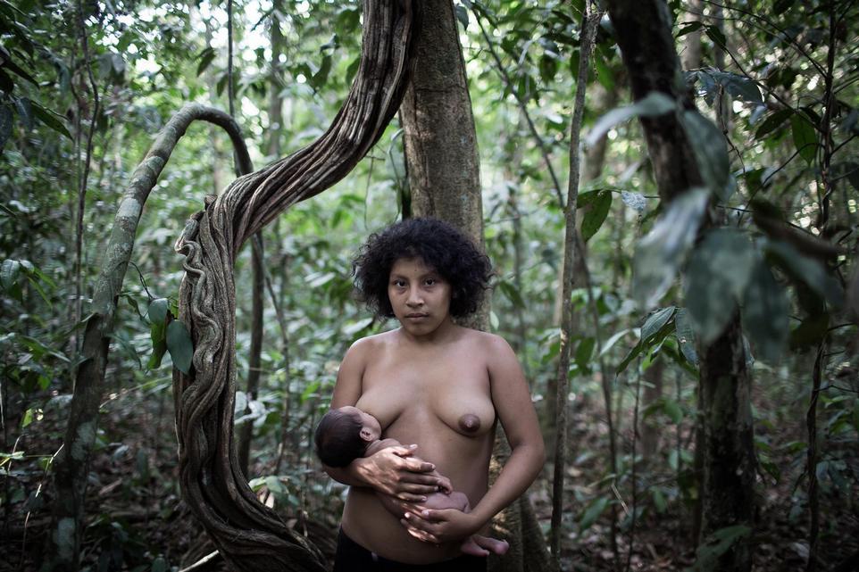 Исчезающее племя Ава, женщины которого грудью вскармливают животных