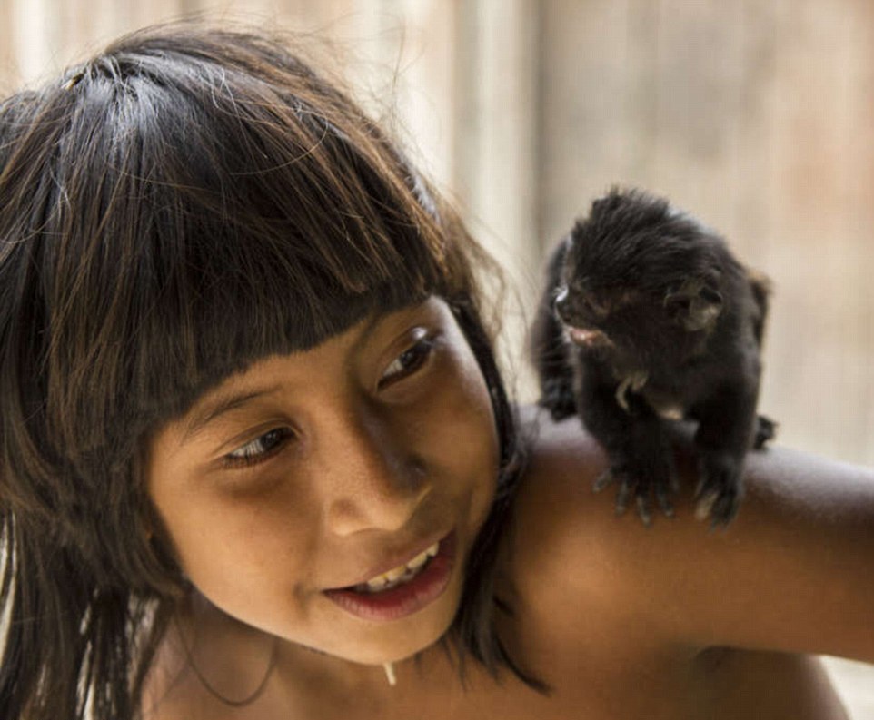 Исчезающее племя Ава, женщины которого грудью вскармливают животных