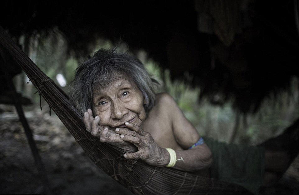 Исчезающее племя Ава, женщины которого грудью вскармливают животных