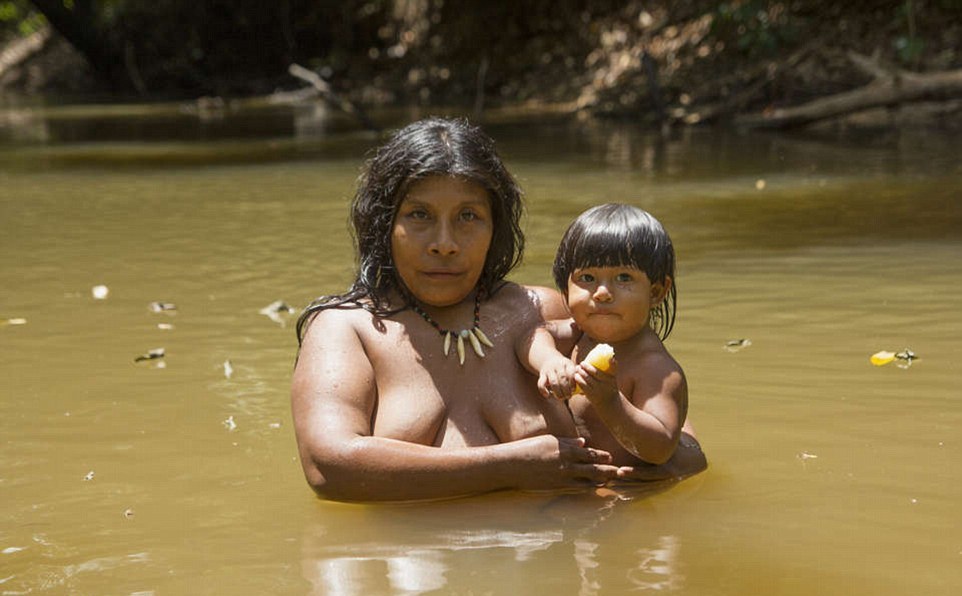 Исчезающее племя Ава, женщины которого грудью вскармливают животных