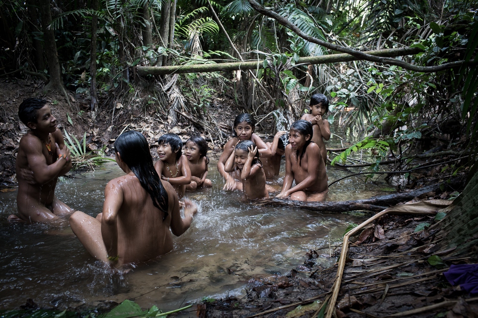 Исчезающее племя Ава, женщины которого грудью вскармливают животных