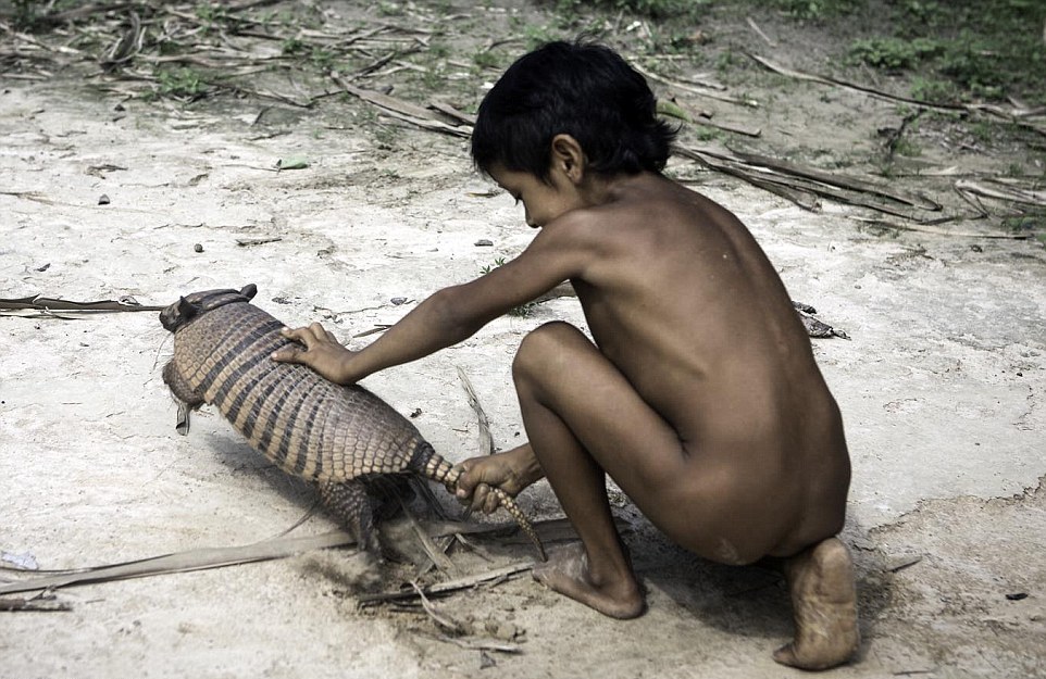 Исчезающее племя Ава, женщины которого грудью вскармливают животных