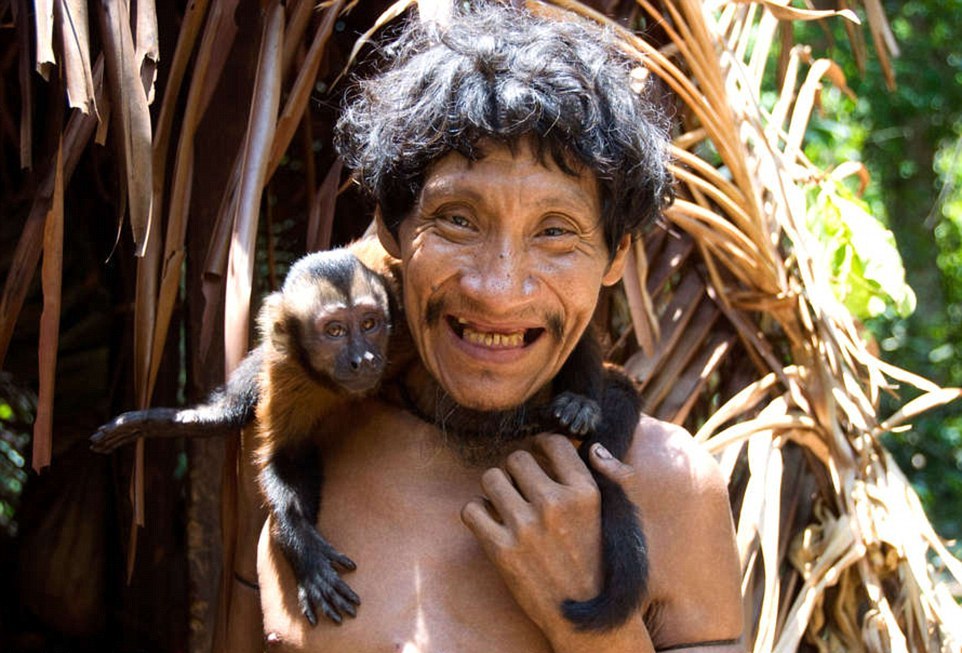 Исчезающее племя Ава, женщины которого грудью вскармливают животных