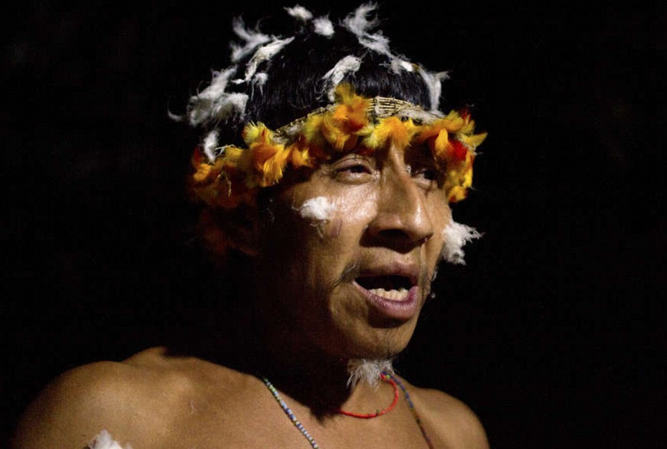 Исчезающее племя Ава, женщины которого грудью вскармливают животных