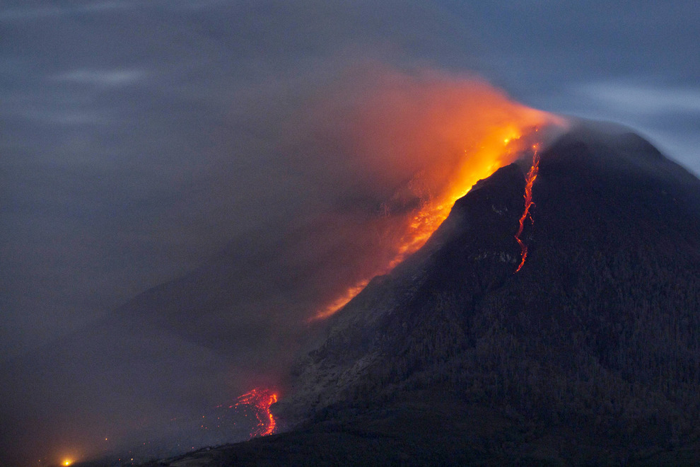 Извержение вулкана Синабунг