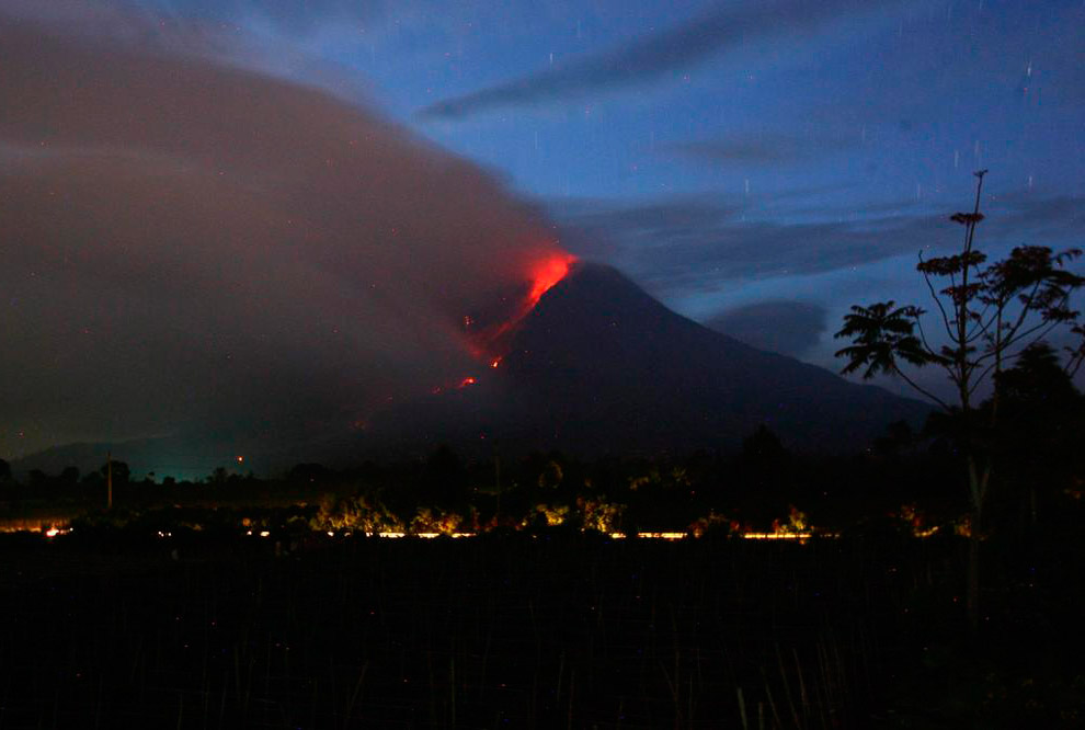 Извержение вулкана Синабунг